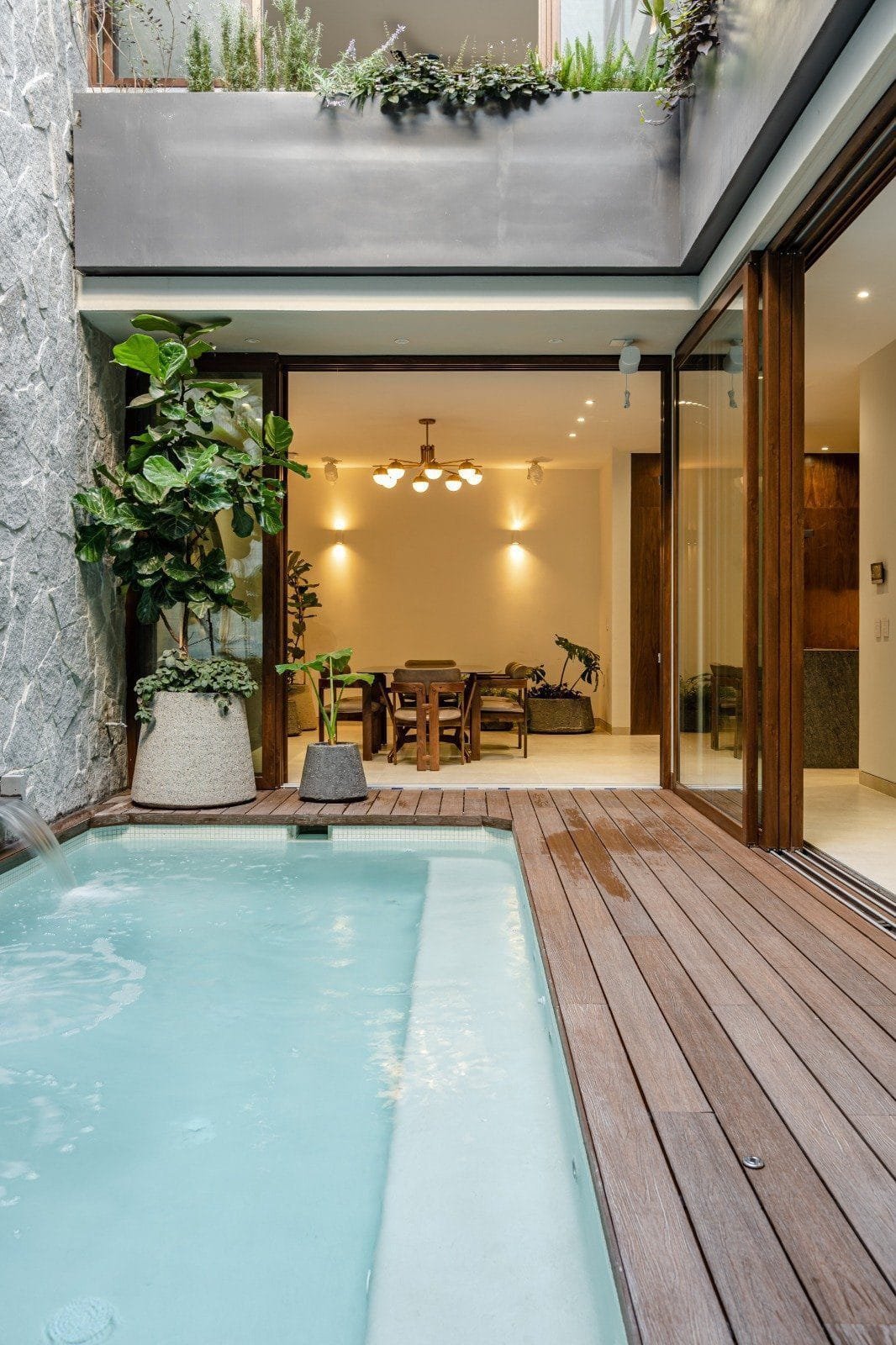 Vista de día de una alberca con pisos de madera